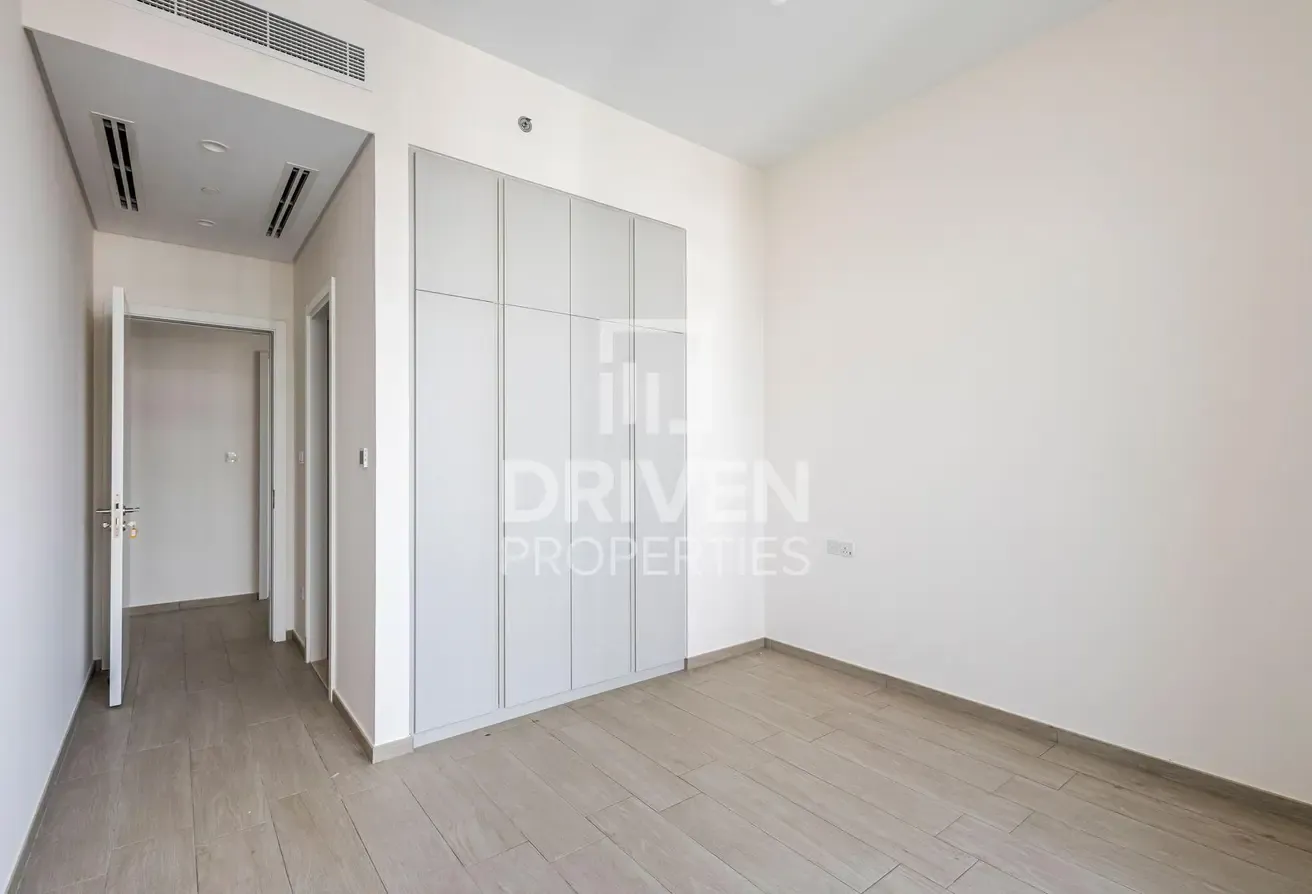 Park View | Bright and Spacious | Mid Floor
