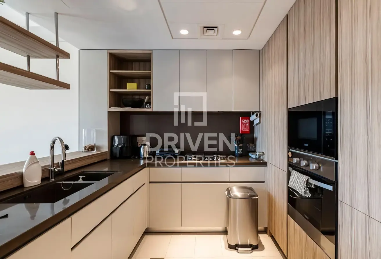 Park View | Bright and Spacious | Mid Floor
