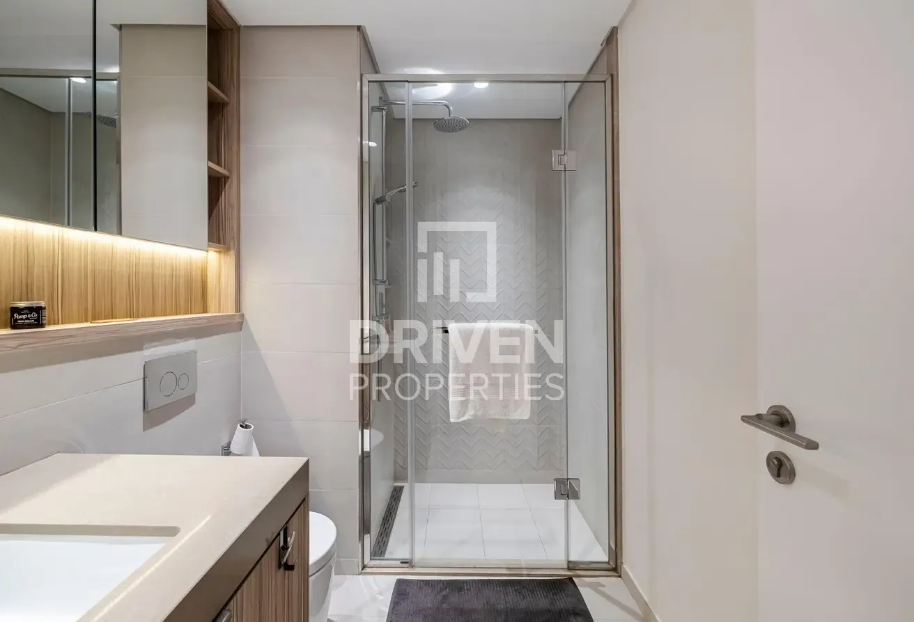 Park View | Bright and Spacious | Mid Floor