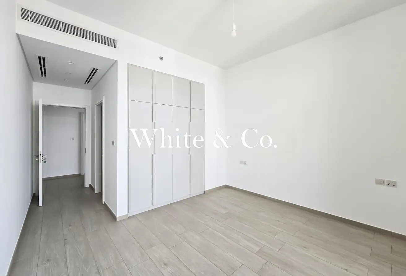 Corner Unit+Balcony | Park View |Spacious