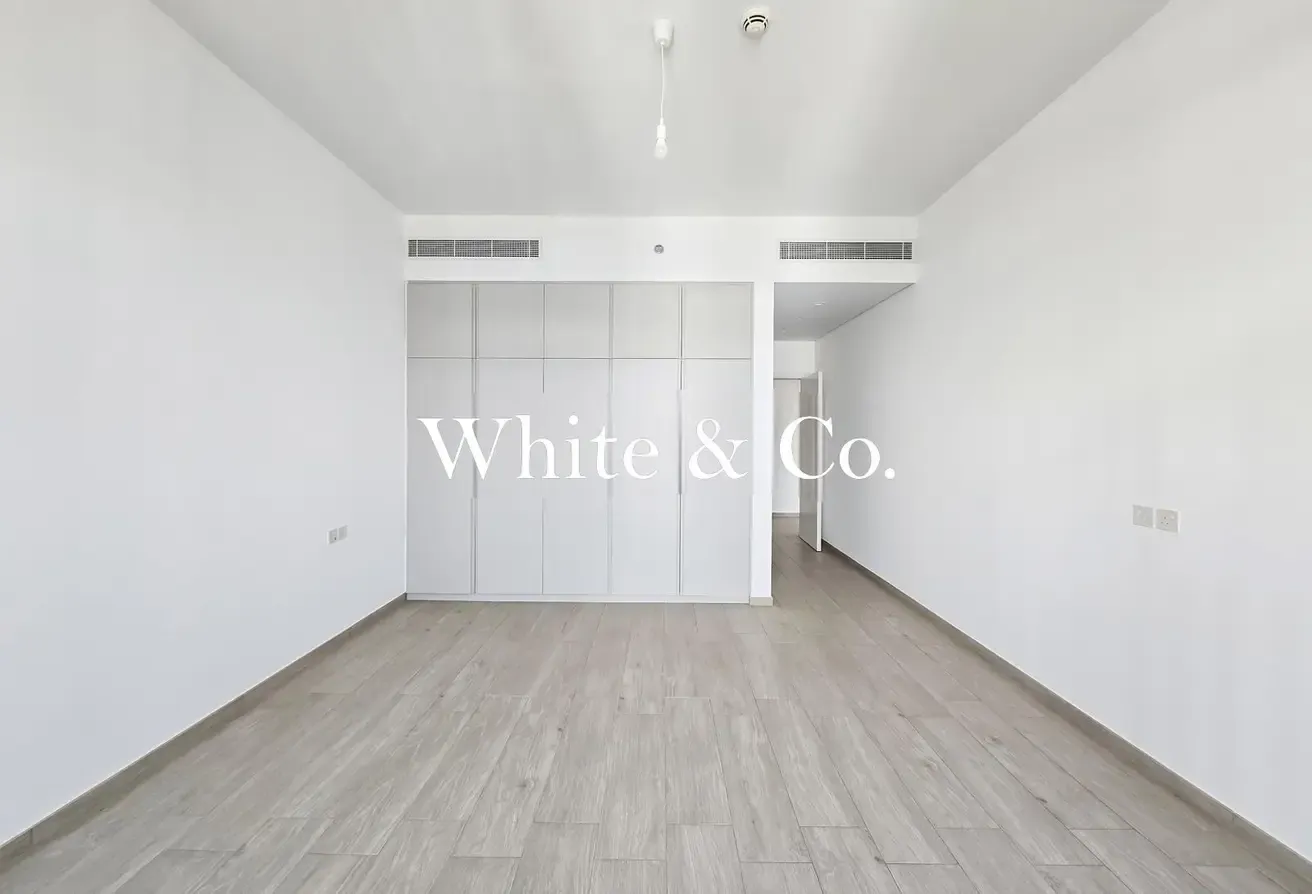 Corner Unit+Balcony | Park View |Spacious