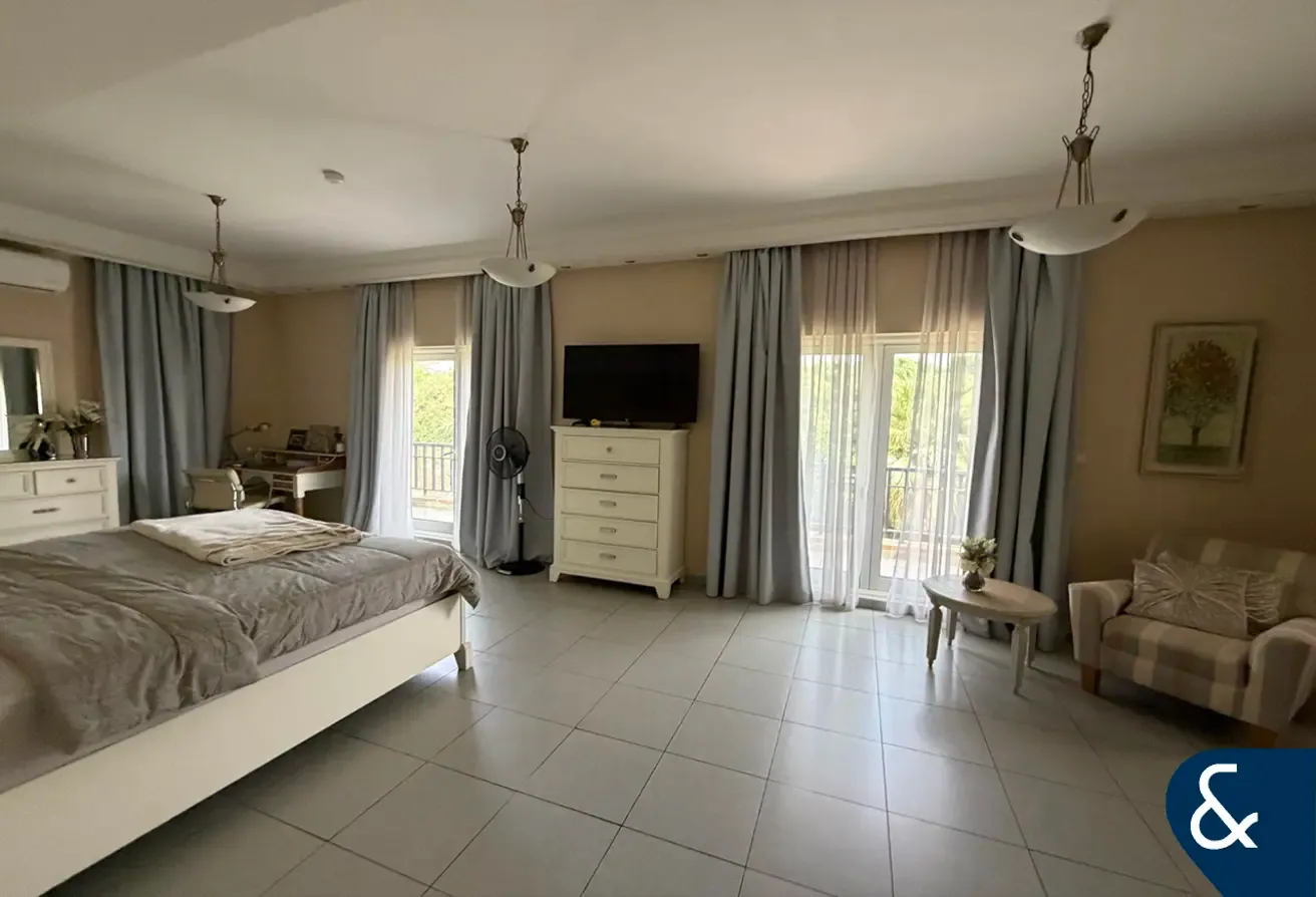 Spacious | 5 Beds + Pool | In Quite Courtyard