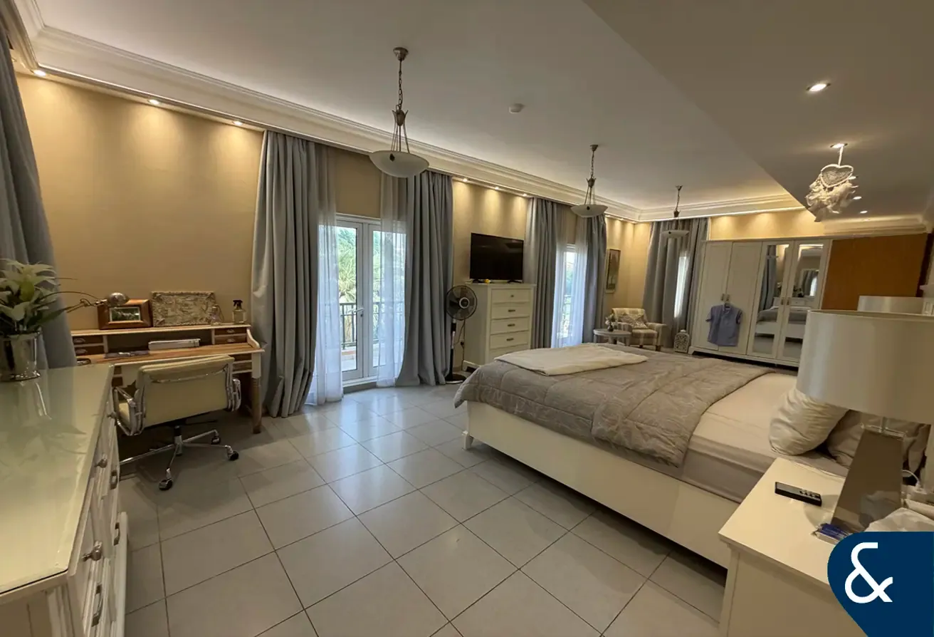 Spacious | 5 Beds + Pool | In Quite Courtyard