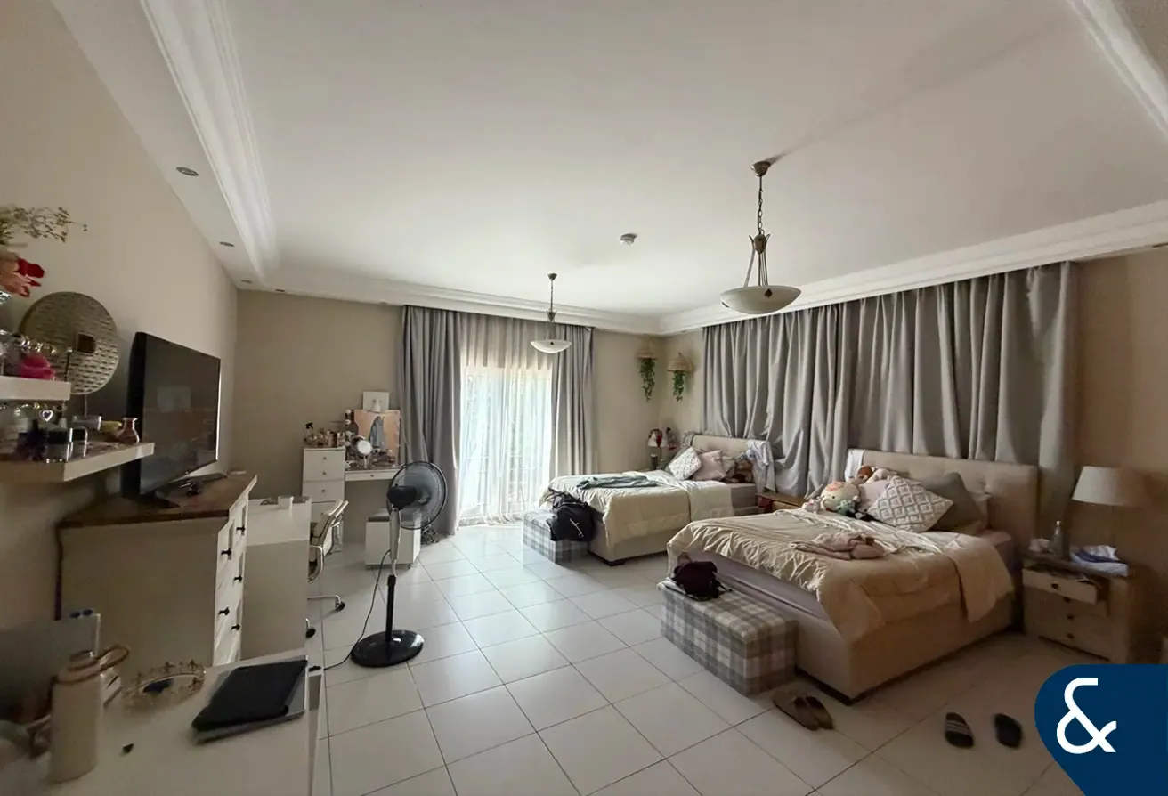 Spacious | 5 Beds + Pool | In Quite Courtyard