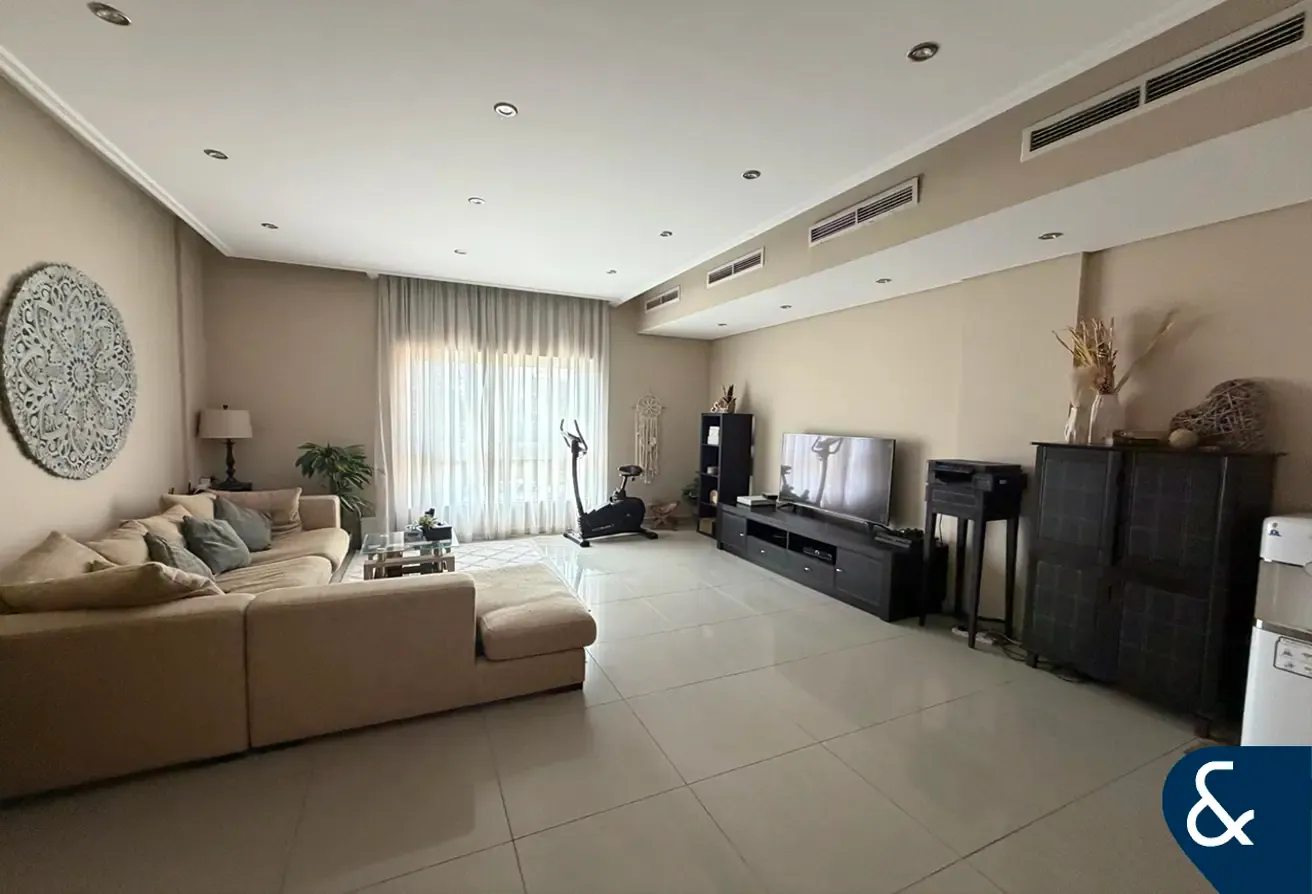 Spacious | 5 Beds + Pool | In Quite Courtyard