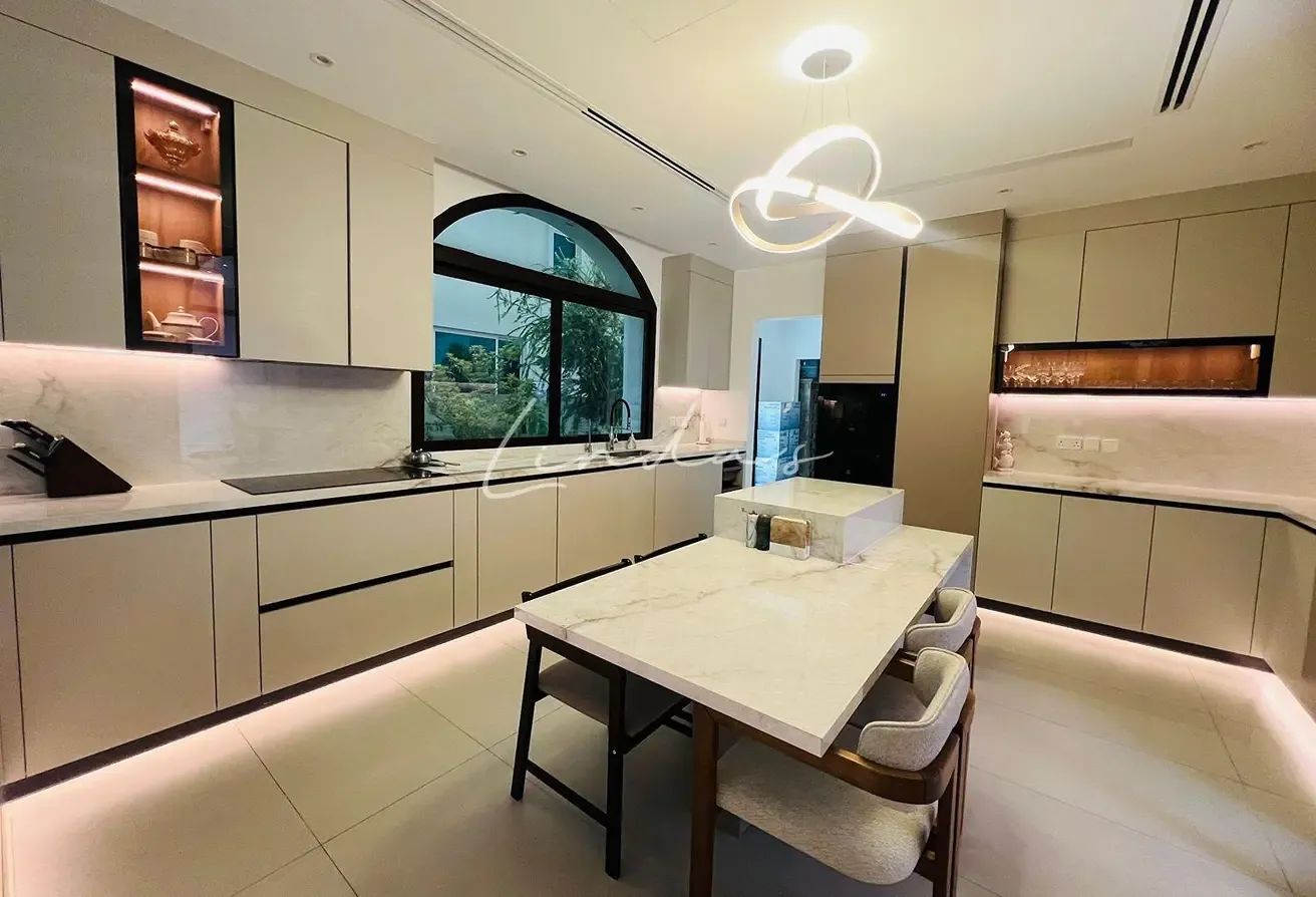 Prime location | Private Pool | Park View