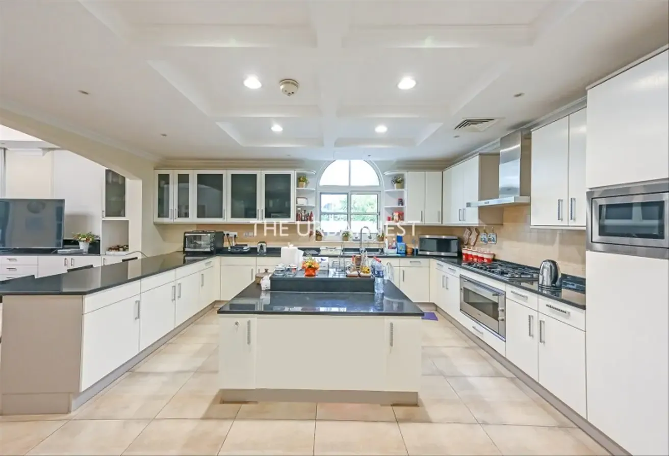 Beautiful 7 Bedroom | with Pool | Great Location