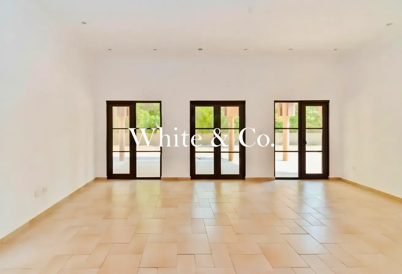 Granada Villa | Vacant | Great Renovation