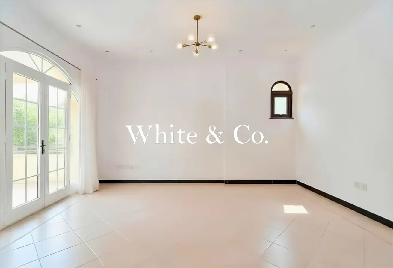 Granada Villa | Vacant | Great Renovation