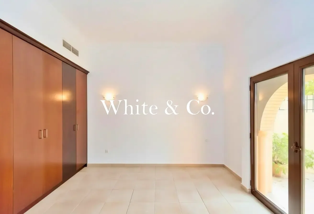 Granada Villa | Vacant | Great Renovation