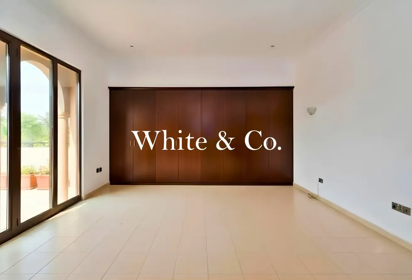 Granada Villa | Vacant | Great Renovation