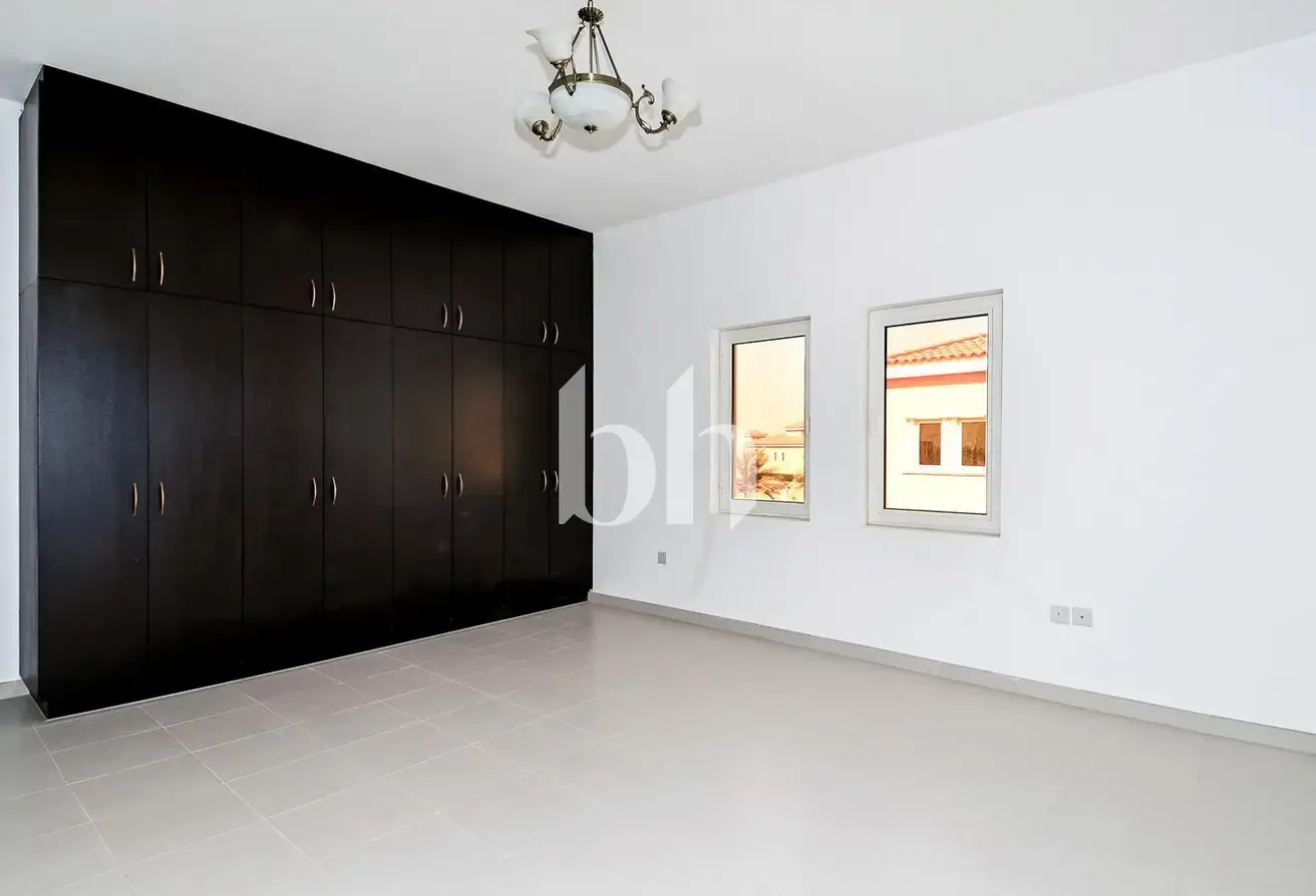 Excellent Location |5bed C1 |Large Plot