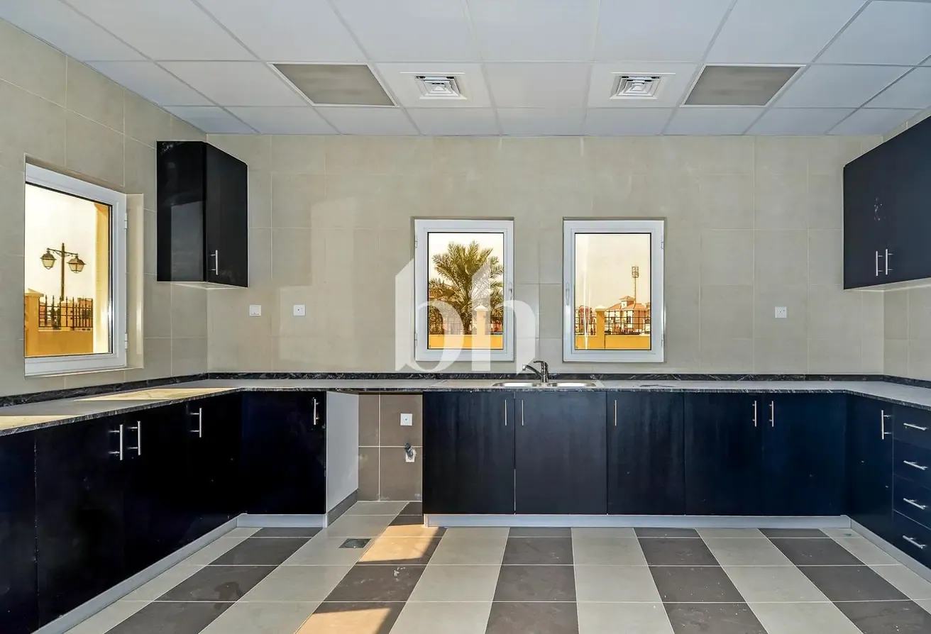 Excellent Location |5bed C1 |Large Plot