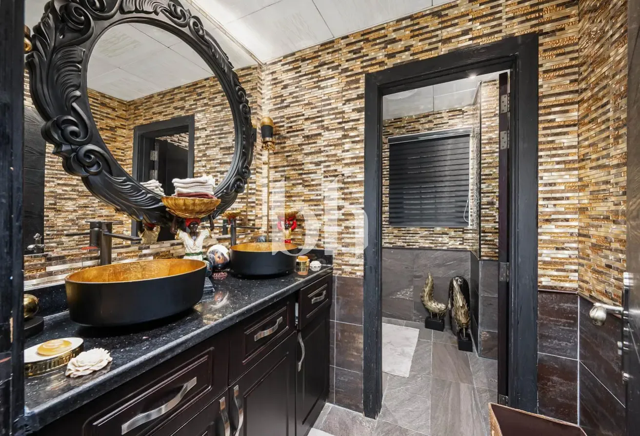 Immaculate Condition|Custom Built |On the Park