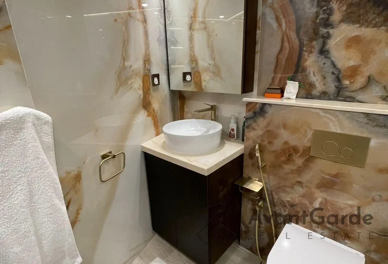 High-End 1BR | Fully Upgraded and Fully Furnished
