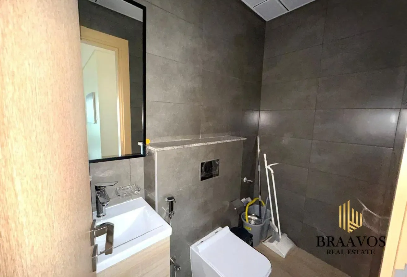 HIGH FLOOR | VACANT | CLOSED KITCHEN