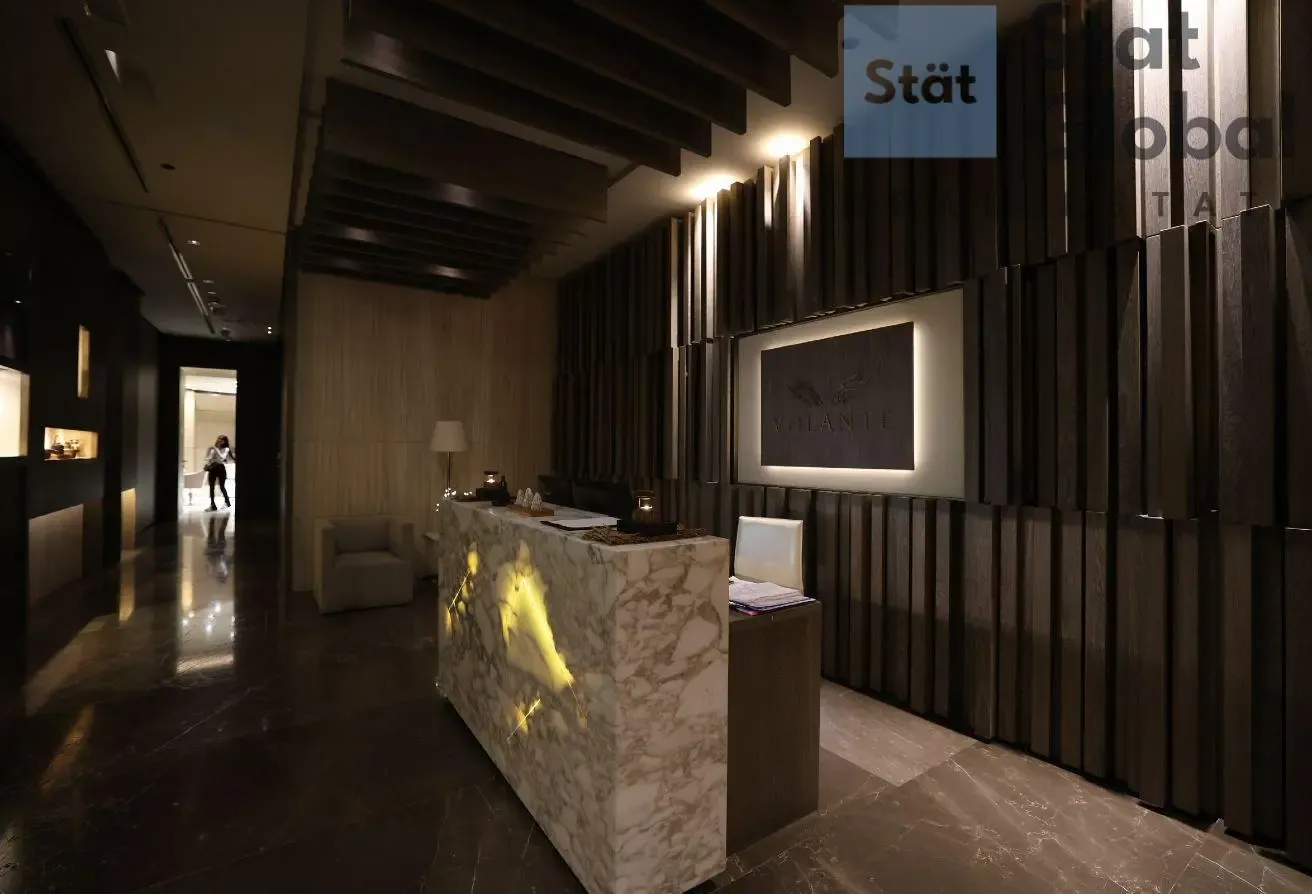 2B | Luxury Partial Level Residence | Full Canal View
