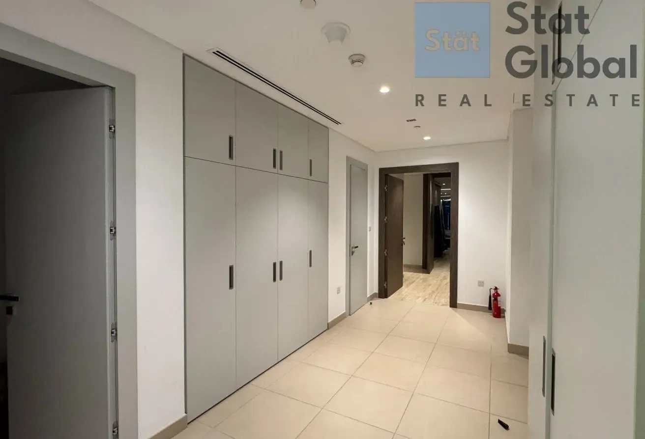 2B | Luxury Partial Level Residence | Full Canal View