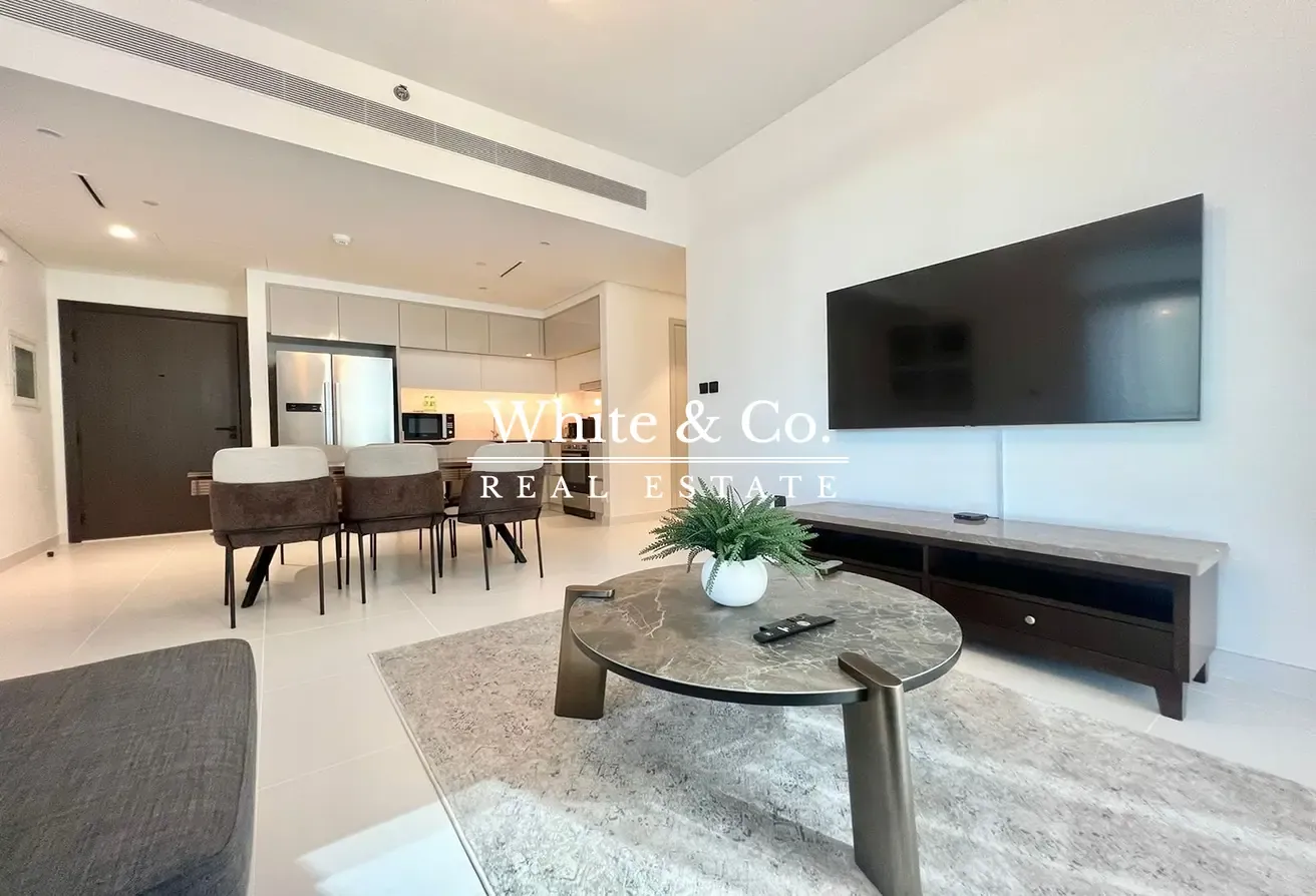 Low Floor | Private beach | Marina Views