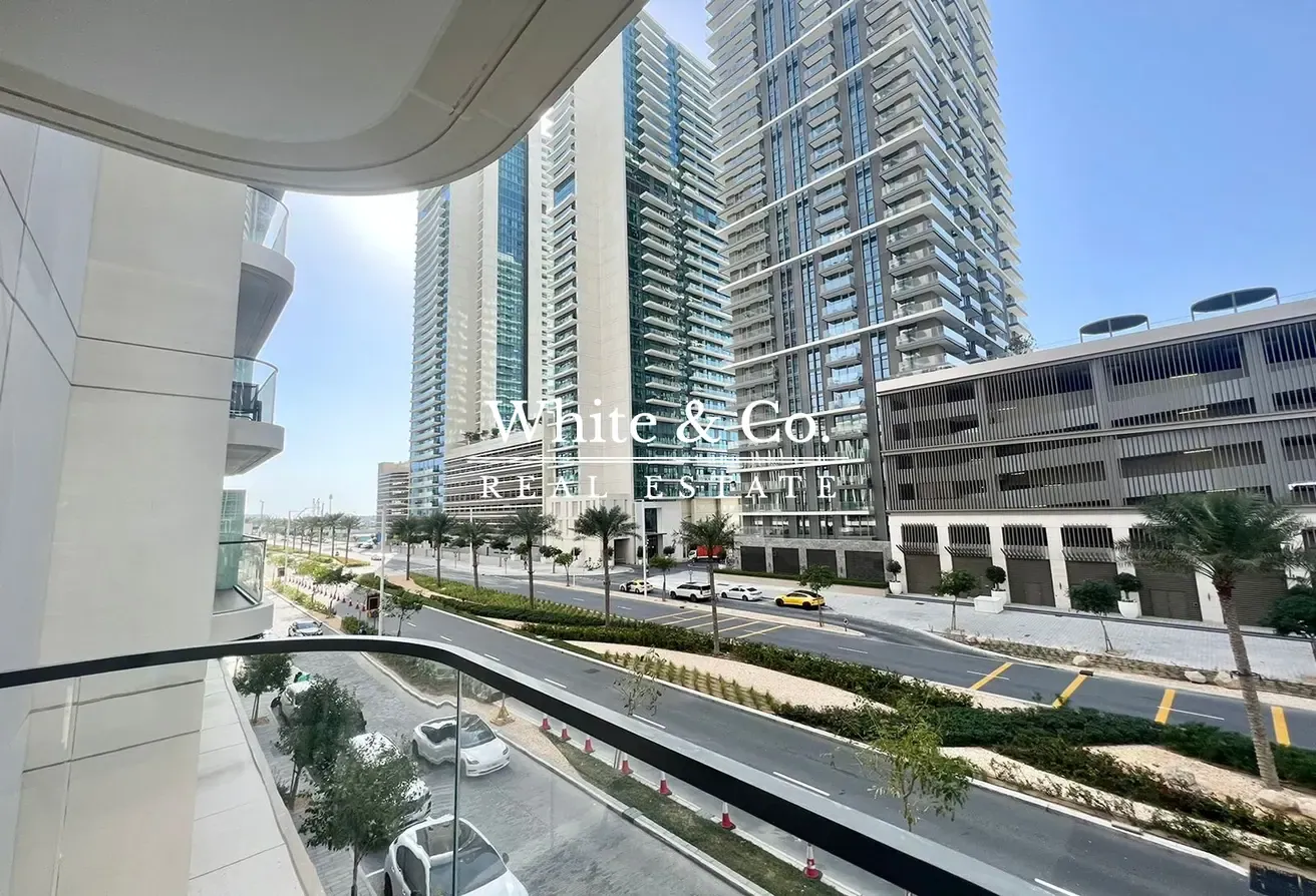 Low Floor | Private beach | Marina Views