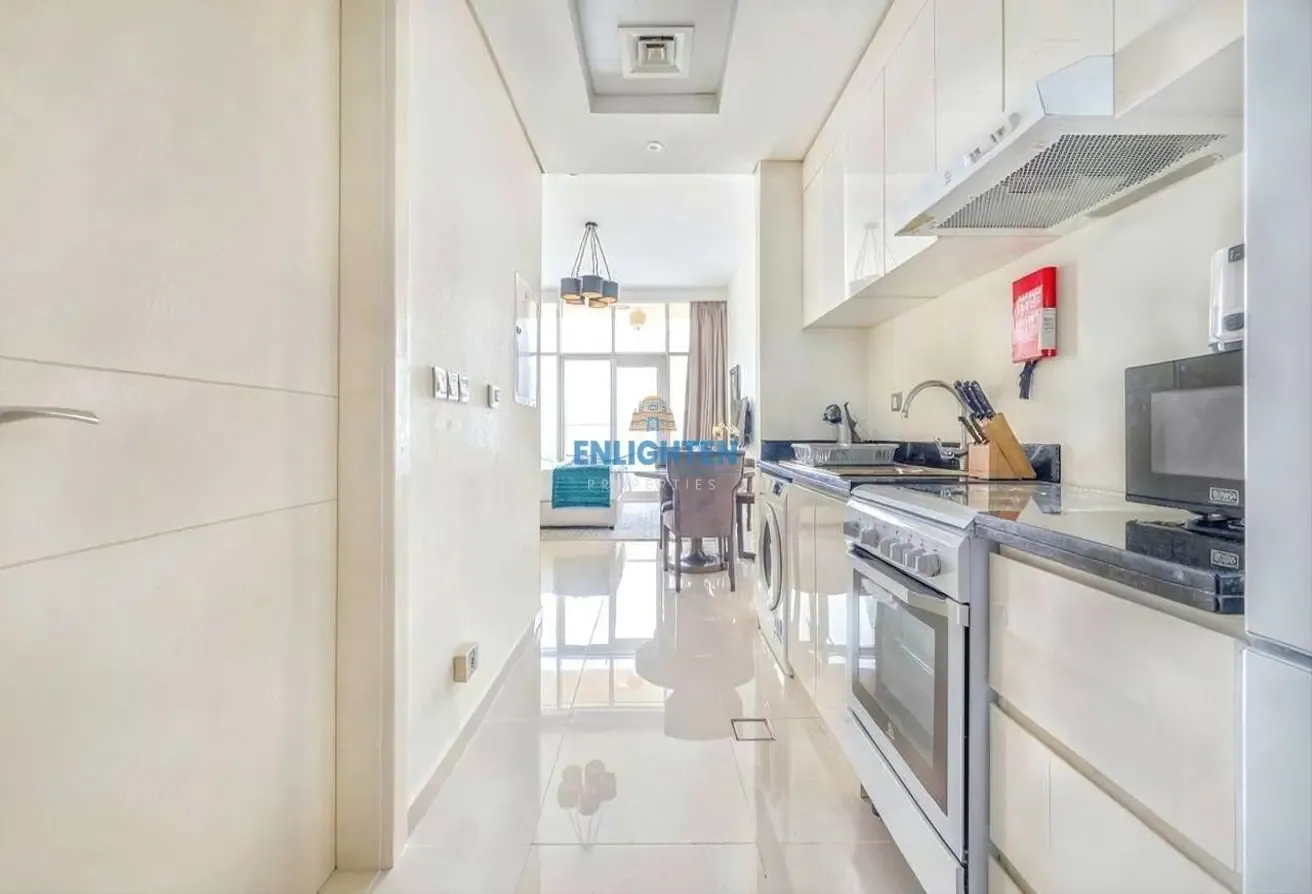 FURNISHED STUDIO | MID FLOOR | CONTEMPORARY LIVING