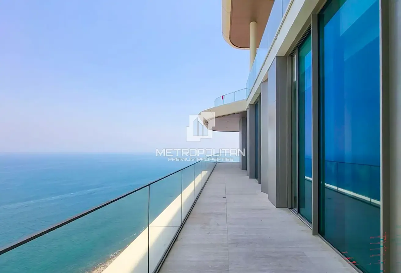 Top floor | Sea View | heigh ceiling