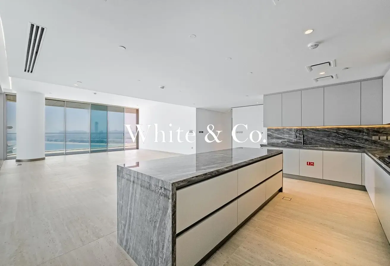 Exclusive | High Floor | Sea + Palm View