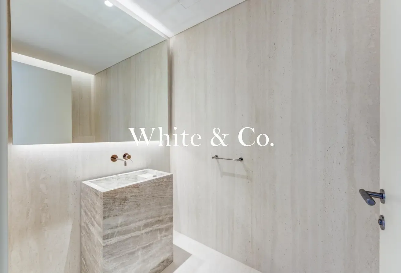Luxury Living | Modern Unit |Beach access