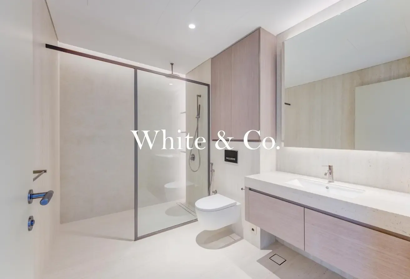 Luxury Living | Modern Unit |Beach access