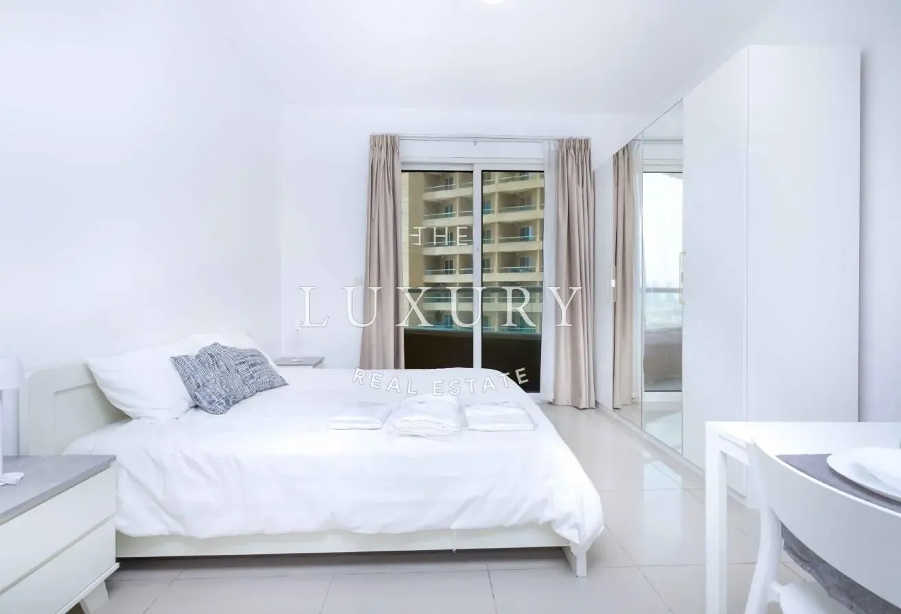 Lakeside B Retreat | Serene Views & Modern Comfort
