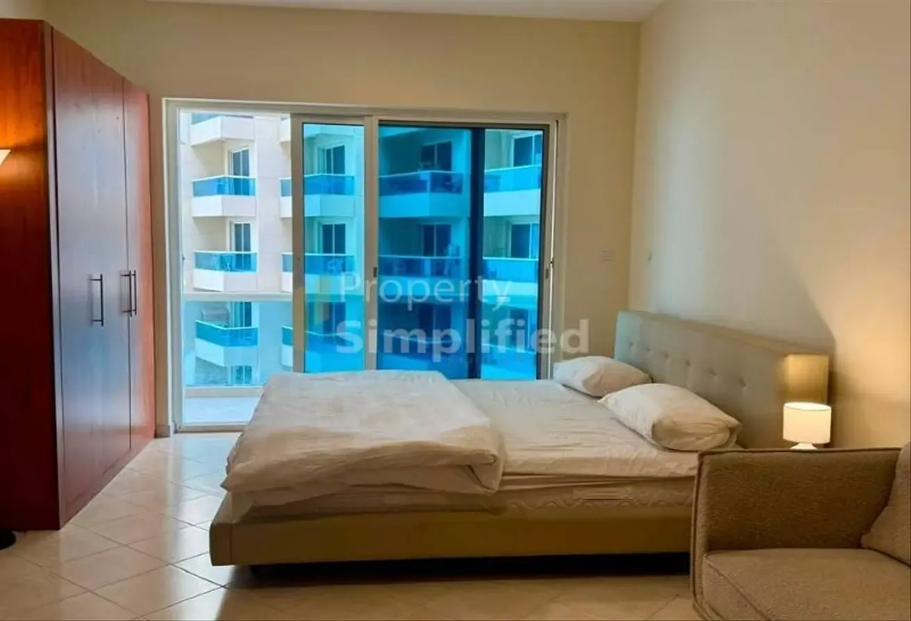 Fully Furnished High-Floor Studio with Lake View