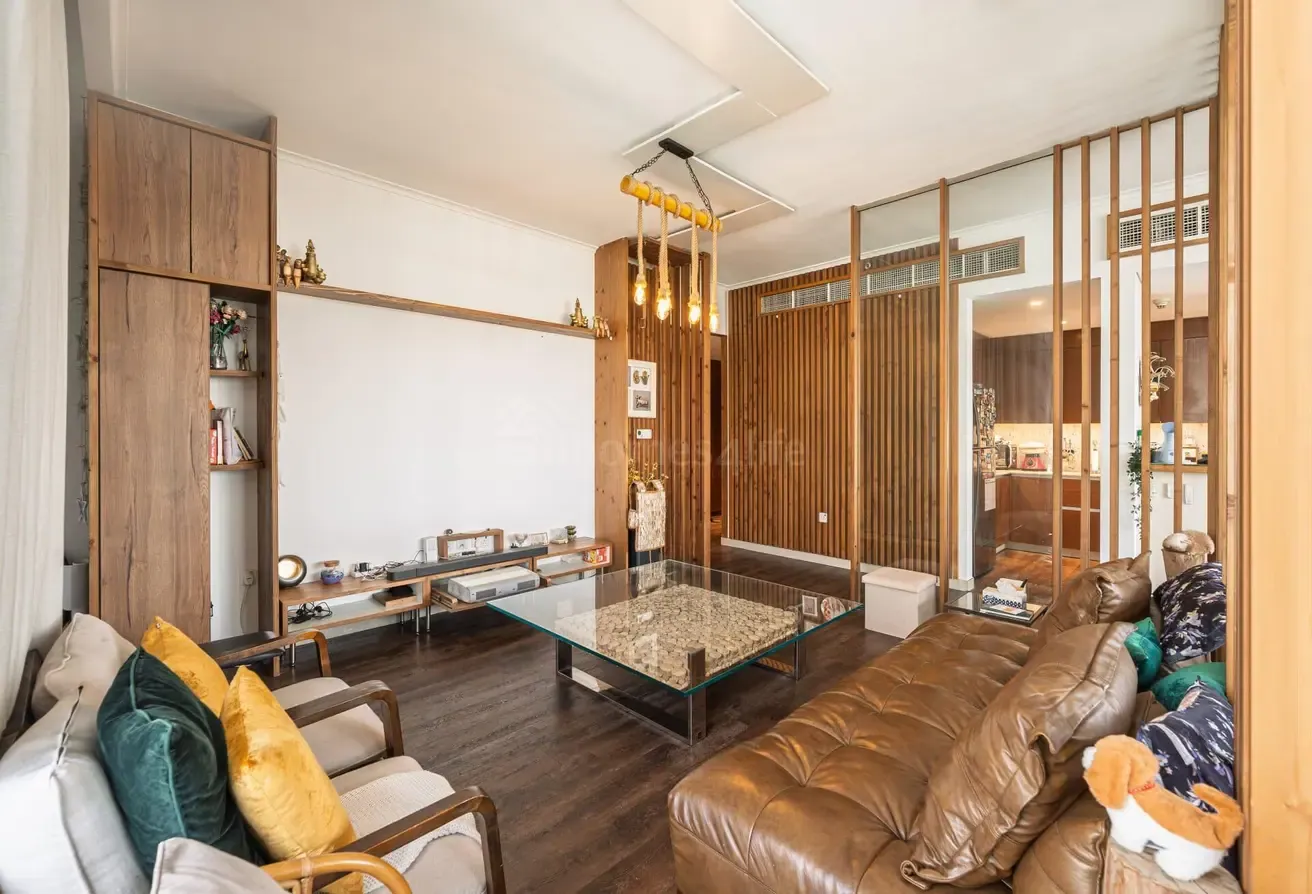 Spacious apartment | Upgraded | Wooden flooring