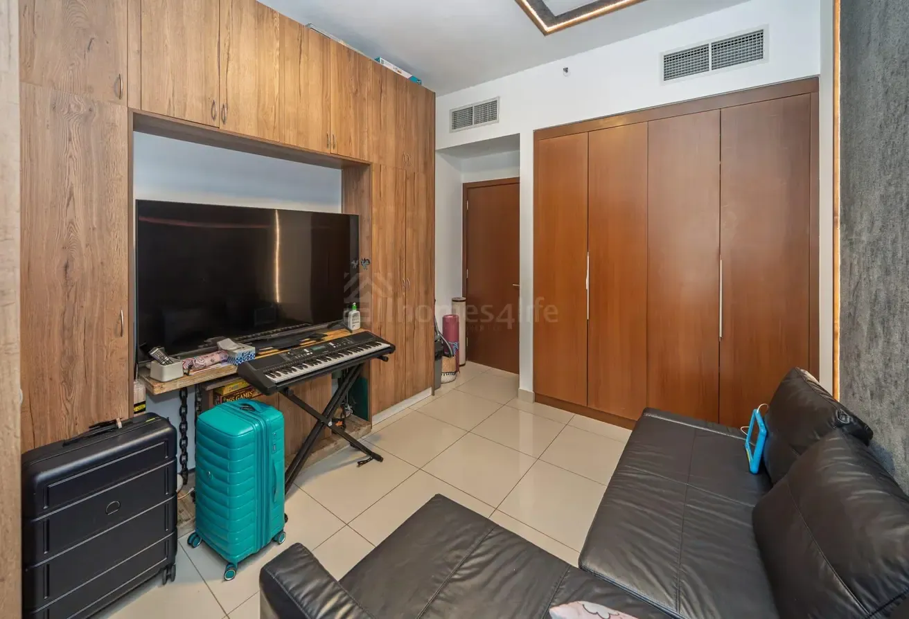 Spacious apartment | Upgraded | Wooden flooring