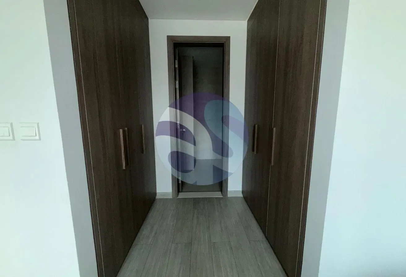 Fully Furnished 2 BHK || High Floor || Prime Loc||