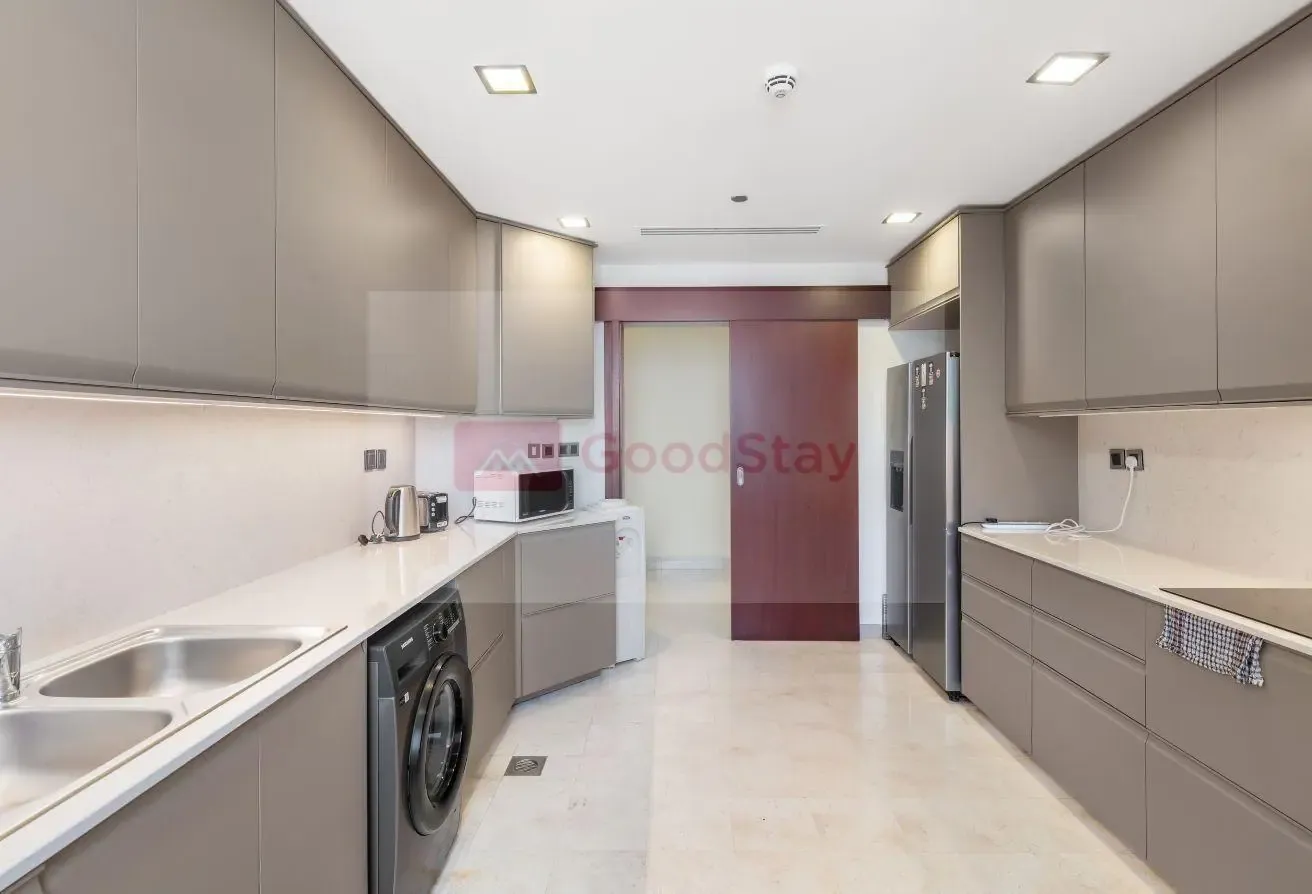 4BR Luxury Penthouse w/Jacuzzi, Beach & Pool