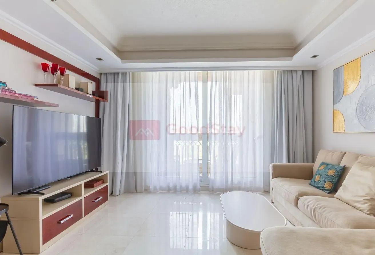 Lovely 1-bedroom beachfront apartment with pool