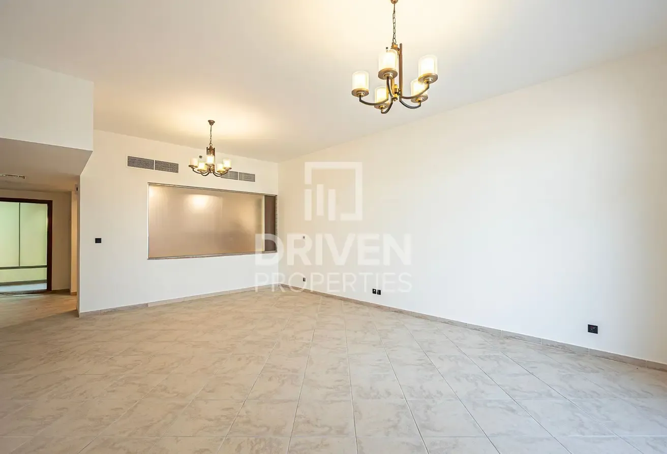 Upgraded Apt | Boulevard View | Strategic Location