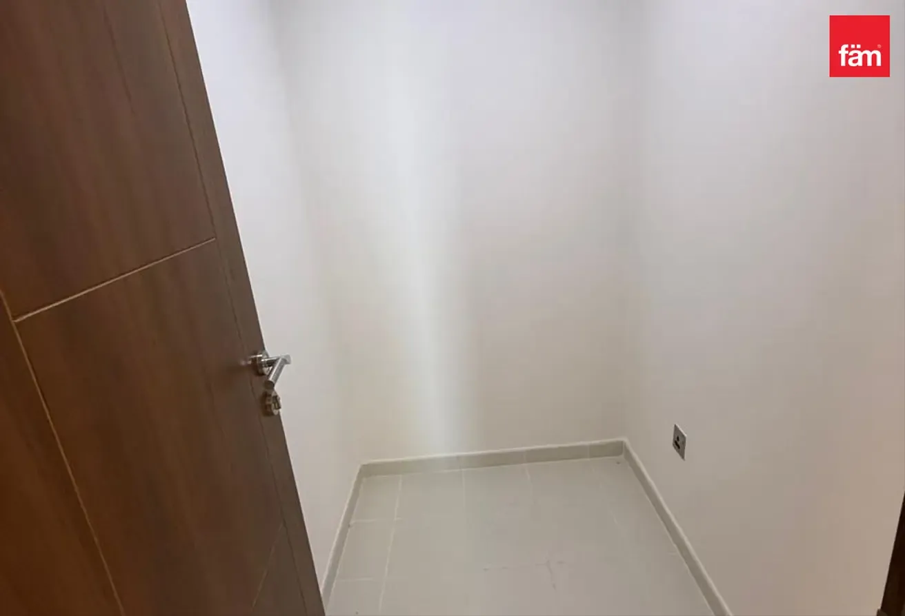 Large 2br + Maid | High Floor | Vacant October