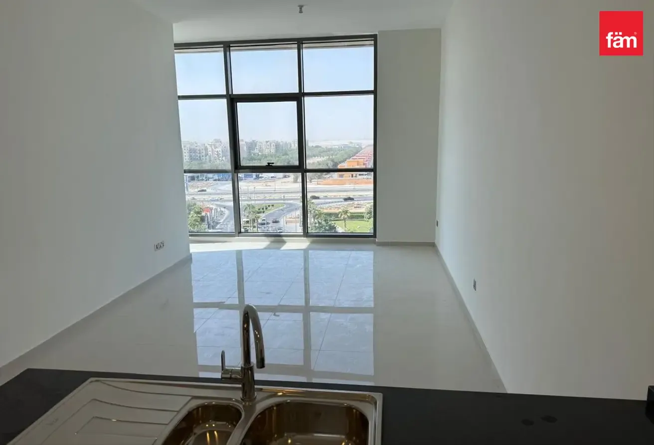 Large 2br + Maid | High Floor | Vacant October