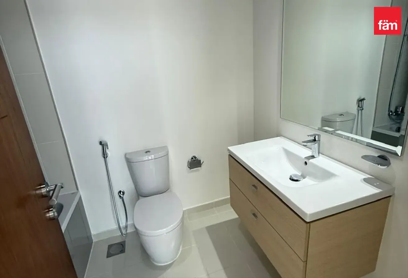Large 2br + Maid | High Floor | Vacant October