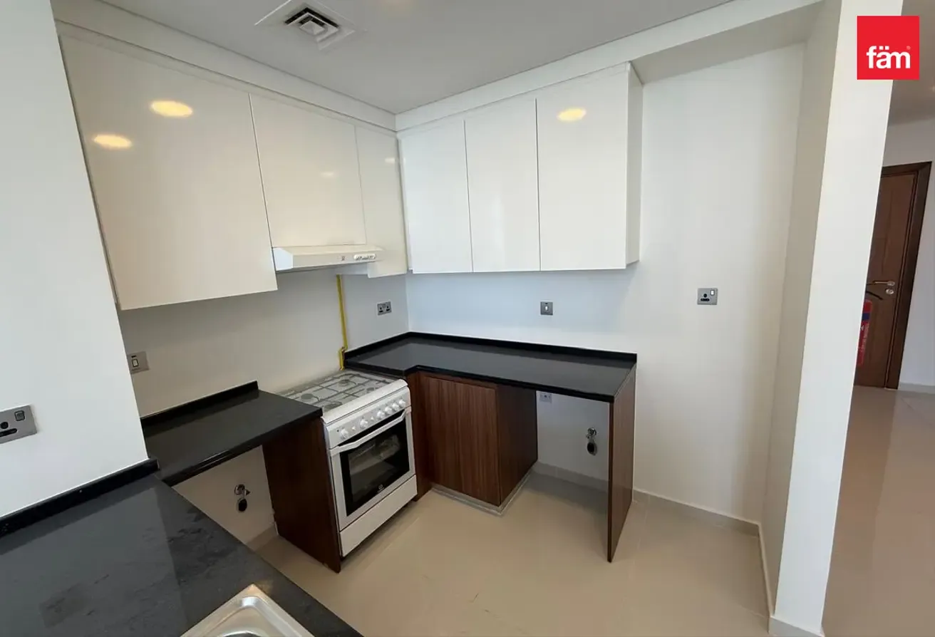 Large 2br + Maid | High Floor | Vacant October