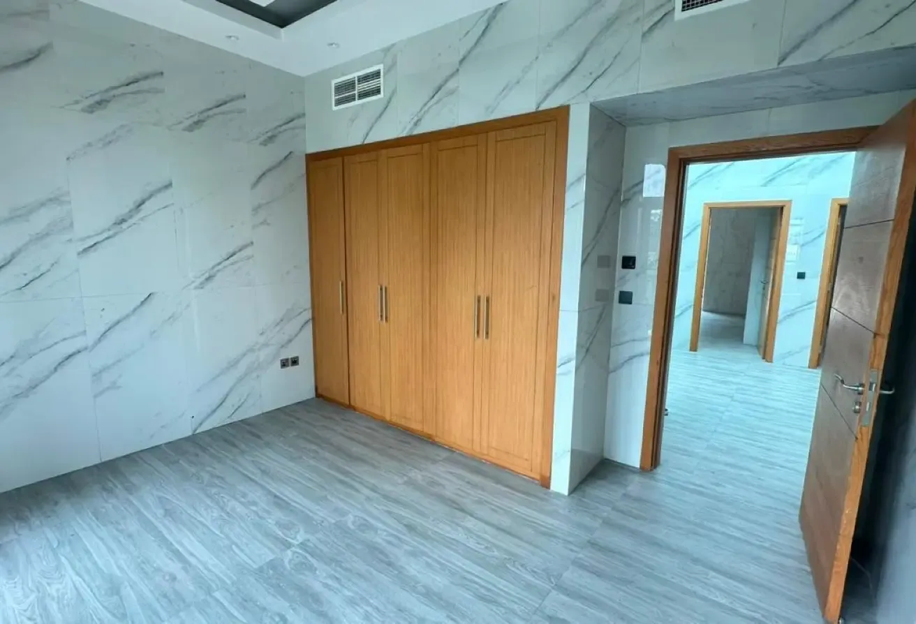 4BHK+MAID+LAUNDRY| VACANT| UPGRADED| WELL MAINTAIN
