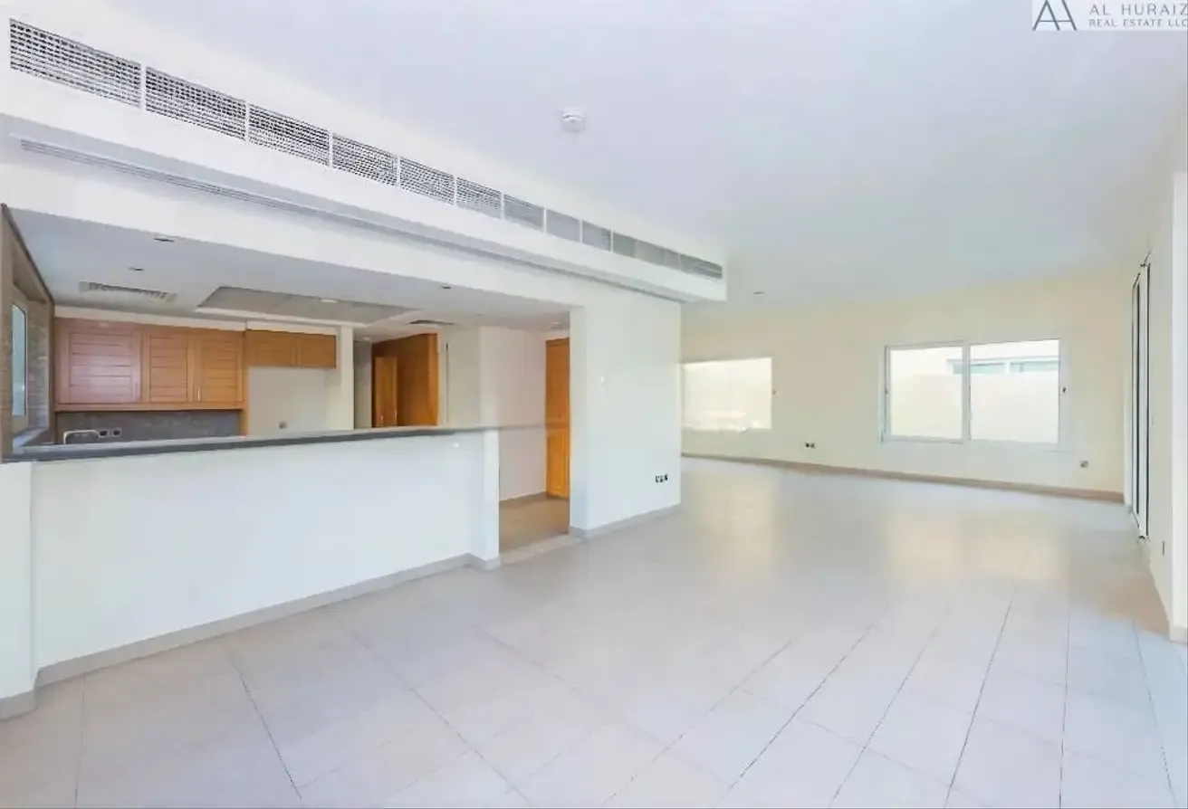 BEAUTIFULLY MAINTAINED VILLA | HUGE PLOT | VACANT