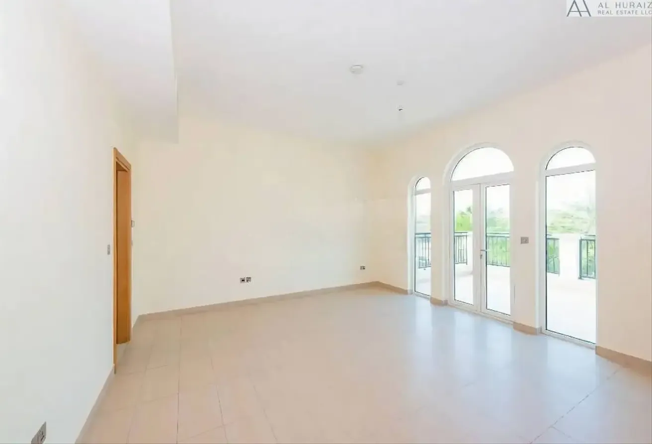 BEAUTIFULLY MAINTAINED VILLA | HUGE PLOT | VACANT