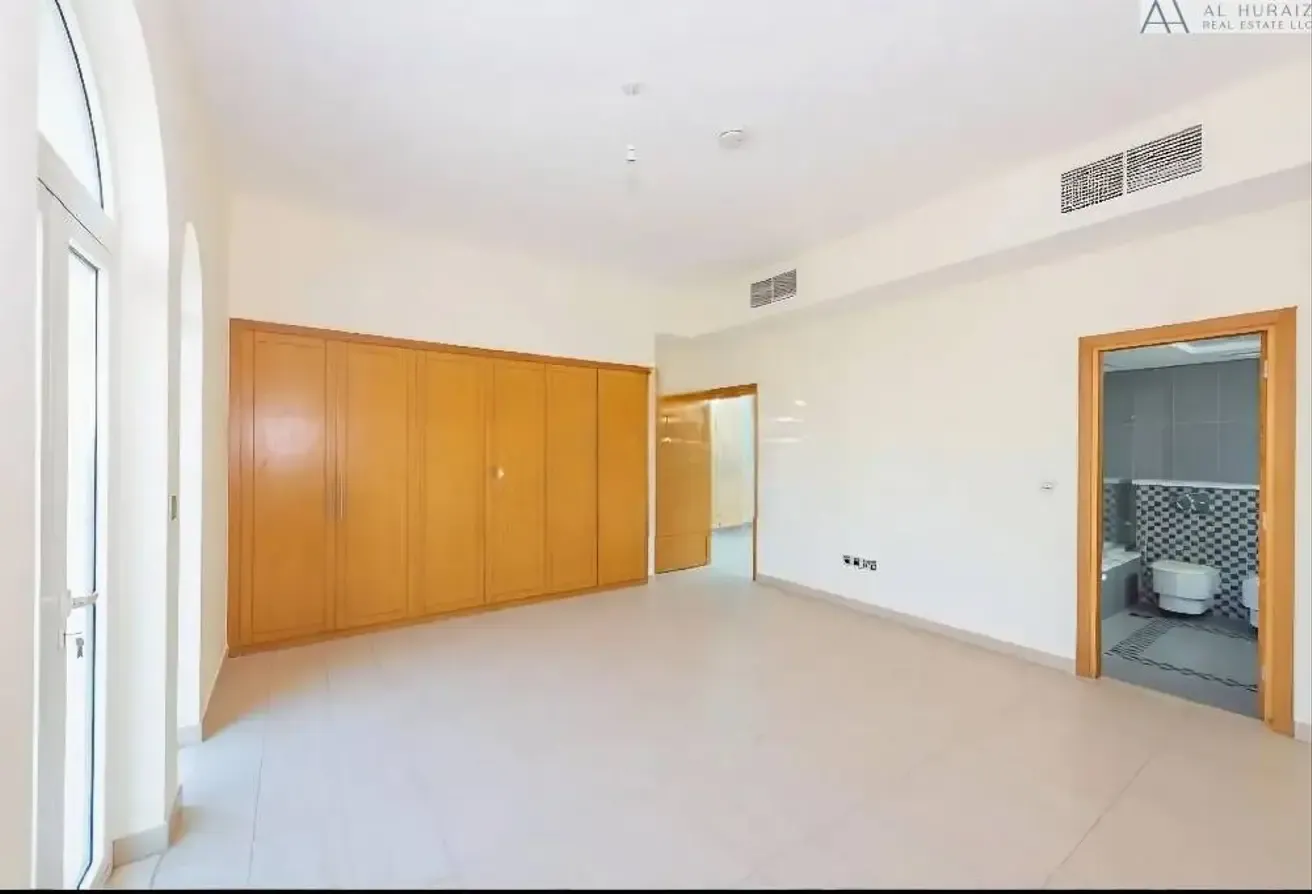 BEAUTIFULLY MAINTAINED VILLA | HUGE PLOT | VACANT