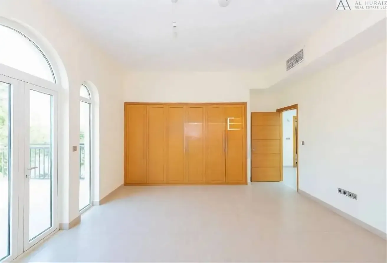 BEAUTIFULLY MAINTAINED VILLA | HUGE PLOT | VACANT