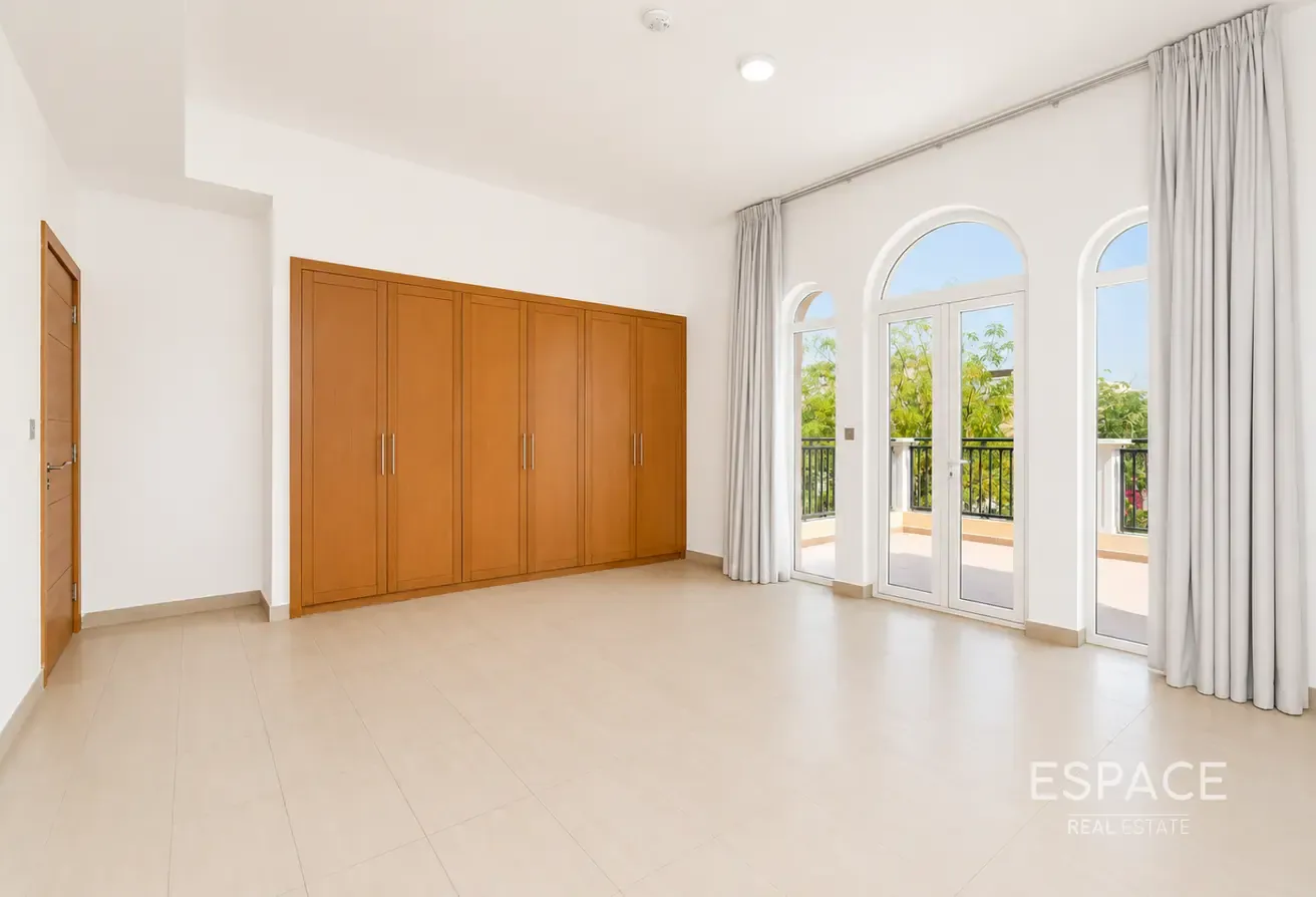 Single Row | Well Maintained | Private Pool