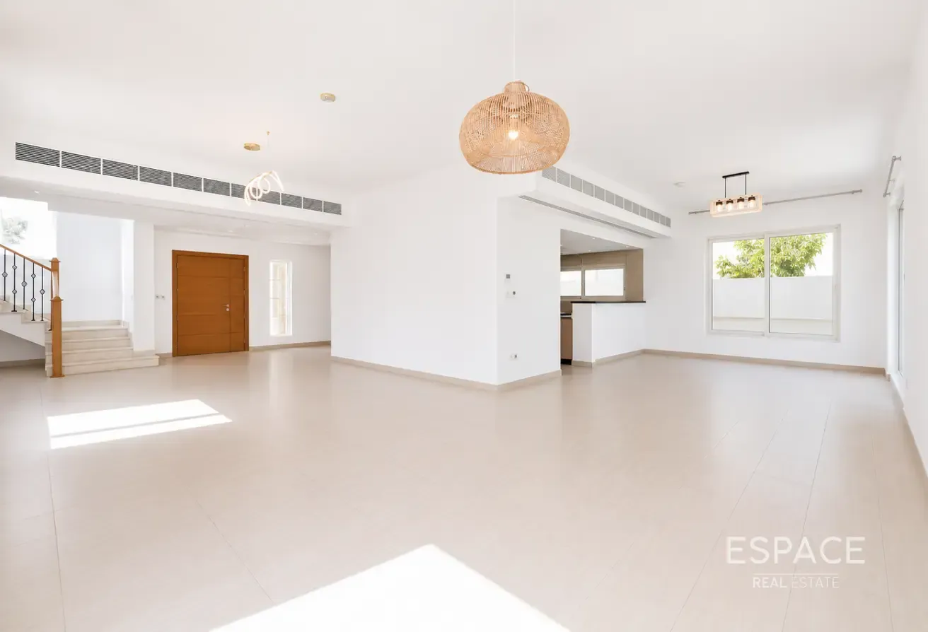 Single Row | Well Maintained | Private Pool