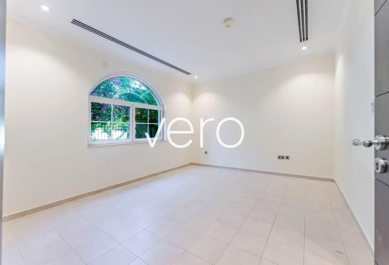4BR Large | Pool | Refurbished and Vacant