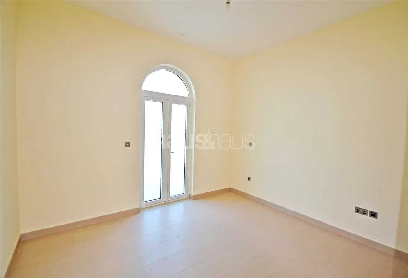 Huge Plot | Single Row Villa | Ready to Move in